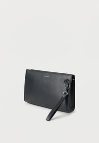 Μαύρο δερμάτινο τσαντάκι χειρός με υφή, λεπτό ορθογώνιο σχήμα, αποσπώμενο λουρί και διακριτική επωνυμία στο μπροστινό μέρος.