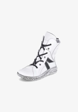 Hoch geschnürter weißer Sneaker mit schwarzen Schnürsenkeln, ausgestattet mit einem seitlichen schwarzen Akzent, einer strukturierten Oberseite und einer transparenten Gummisohle mit einem gemusterten Rand.