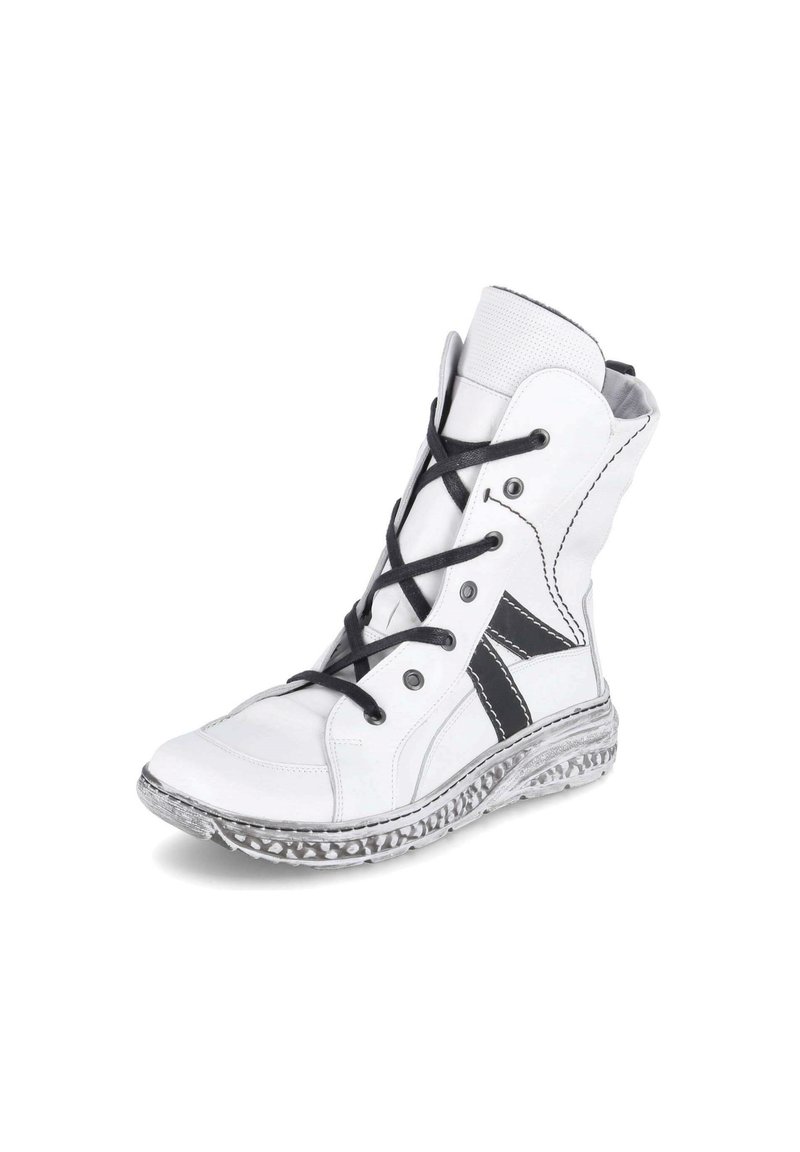 Witte hoge sneaker met zwarte veters, voorzien van een zwarte accenten aan de zijkant, een gestructureerde bovenkant en een doorzichtige rubberen zool met een patroonrand.