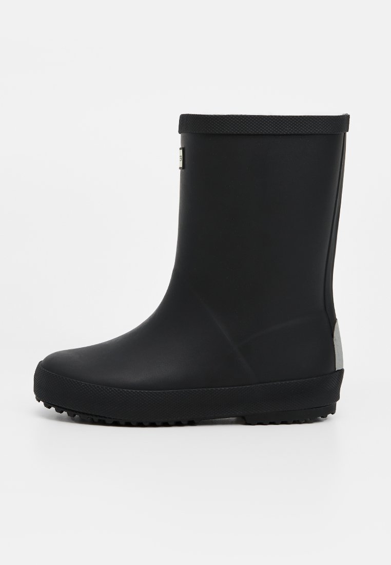 Zwarte rubberen regenlaars met een gladde afwerking, ronde neus, een gestructureerde gripzool en een grijze accent op de hak. Korte uitvoering zonder decoratieve elementen.