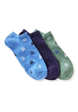 Trzy pary skarpetek do kostki w kolorze niebieskim, ciemnofioletowym i zielonym, z drobnymi białymi i czarnymi wzorami w kształcie kwiatów rozsianymi po nich.