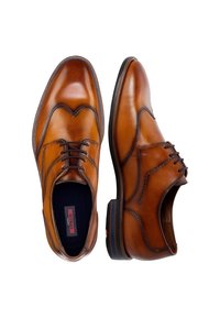 Hnědé kožené společenské boty s leštěným povrchem, s šněrovacím designem, detaily ve stylu wingtip a kontrastní pruhovanou podrážkou.