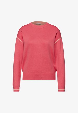 Różowy sweter z długim rękawem i okrągłym dekoltem, z jasnoróżowymi paskami na rękawach i mankietach, z prążkowanym dołem i miękką dzianą fakturą.