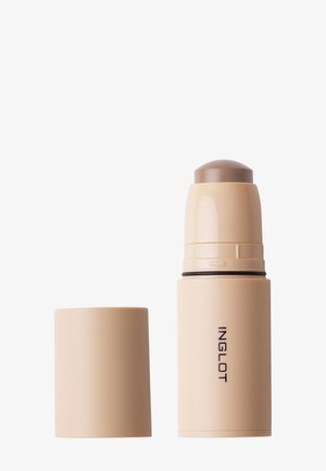 Bâton de maquillage beige Inglot avec capuchon retiré, montrant une pointe arrondie beige foncé, sur fond blanc.