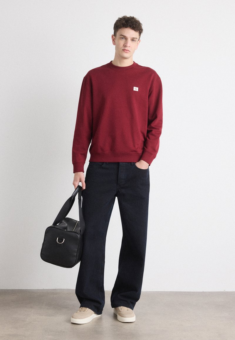 Calvin Klein Jeans BADGE CREWNECK - Mikina - renaissance red