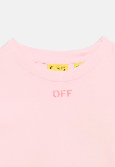 Ροζ ανοιχτόχρωμο T-shirt με στρογγυλή λαιμόκοψη και το γράμμα "OFF" τυπωμένο σε πιο σκούρο ροζ χρώμα κάτω από το λαιμό, καθώς και κίτρινη ετικέτα της μάρκας στο εσωτερικό του γιακά.