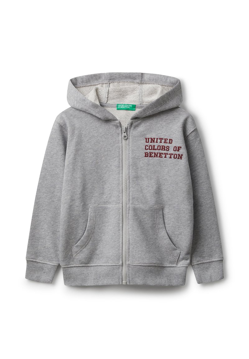 Felpa con cappuccio zip grigia chiara, con tasche frontali e il testo "United Colors of Benetton" in rosso sul petto sinistro.