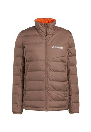 Brązowa kurtka puchowa z zamkiem z przodu, wysokim kołnierzem i pomarańczowym wykończeniem. Charakteryzuje się pikowaną teksturą oraz białym logo "TERREX" na piersi.