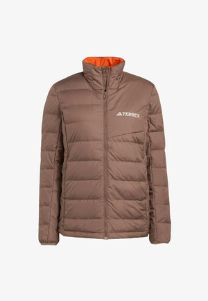 Brązowa kurtka puchowa z zamkiem z przodu, wysokim kołnierzem i pomarańczowym wykończeniem. Charakteryzuje się pikowaną teksturą oraz białym logo "TERREX" na piersi.