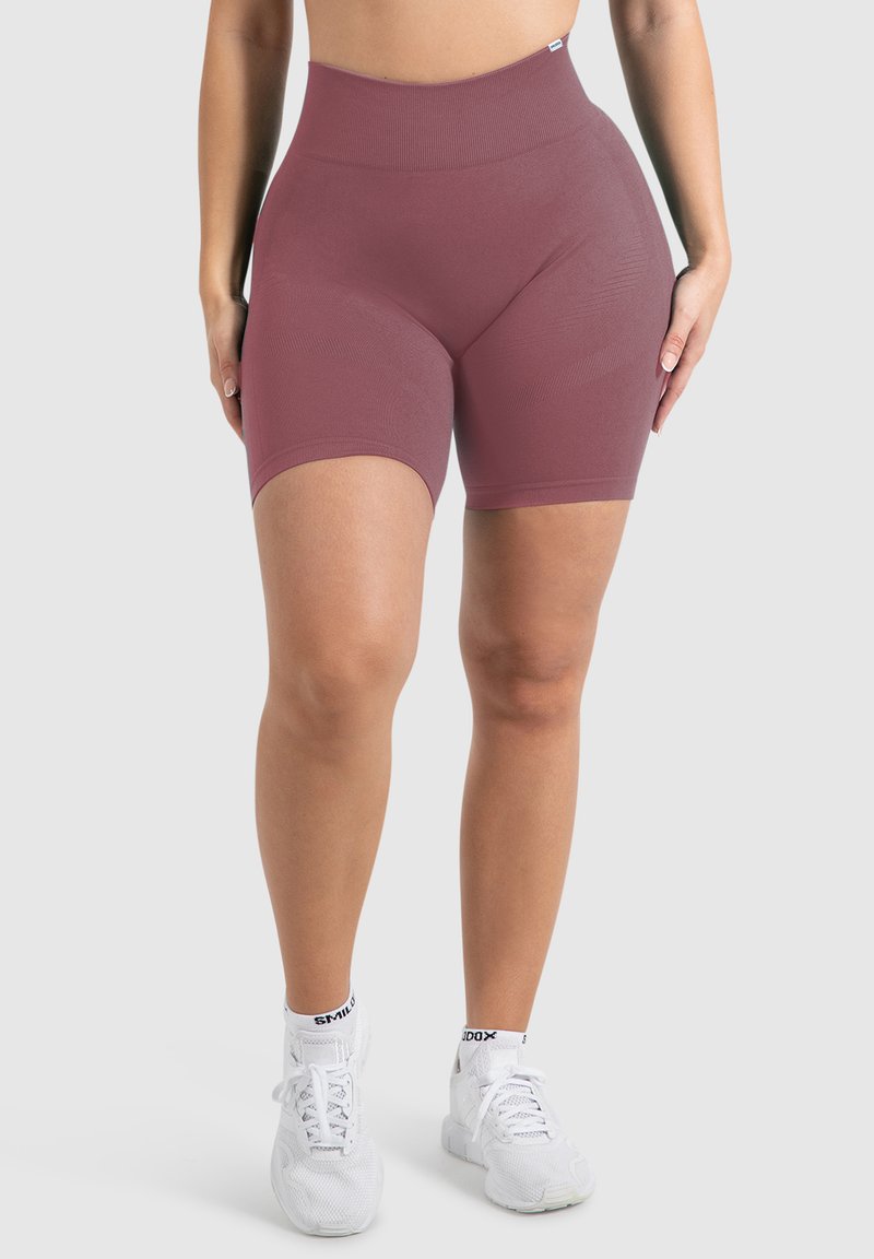 Hooggeplaatste, geribbelde bordeauxrode shorts van rekbaar materiaal, met een gladde textuur en een aansluitend ontwerp, geschikt voor sportkleding.