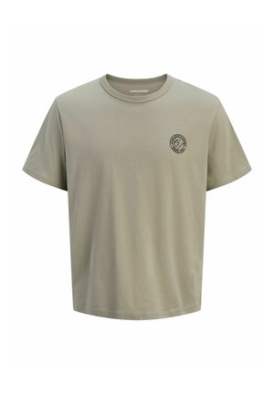 Maglietta di cotone verde oliva chiaro a maniche corte con collo rotondo e piccolo logo nero circolare sulla parte superiore sinistra del petto.