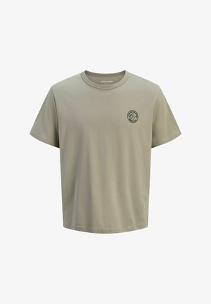 Lyse olivengrøn kortærmet bomulds-T-shirt med rund hals og lille cirkulært sort logo på øverste venstre bryst.