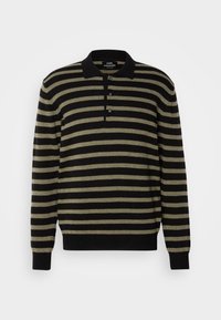 Pull polo à manches longues avec rayures horizontales noires et vert olive, poignets et ourlet côtelés, et patte de boutonnage à trois boutons au col.