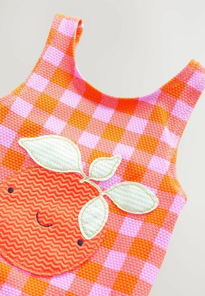 Karierter Badeanzug mit orange- und pinkfarbigen Mustern, ausgestattet mit einem orangefarbenen Obst-Patch mit grünen Blättern, strukturiertem Material und Schulterträgern.
