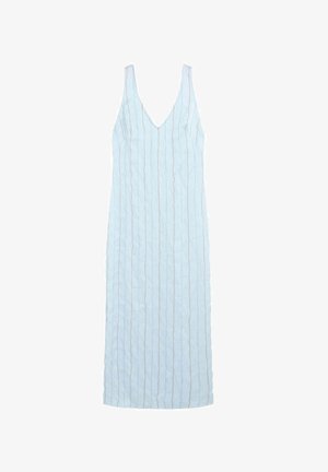 Vestido sin mangas azul claro con escote en V y rayas arrugadas verticales que se extienden hasta la mitad de la pantorrilla.