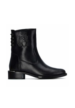 Stivaletto alla caviglia in pelle nera con tacco basso, emblema laterale di un leone coronato e corona d’alloro, e quattro occhielli metallici per i lacci sul retro.