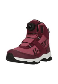 Bordeaux mjukskalsankelskobba med rund tå, anpassningsbart passformsystem, texturerad gummi-sula och svarta accenter för förbättrat grepp.