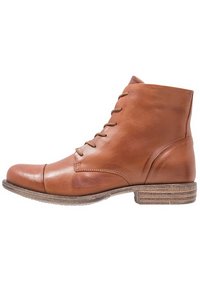 Stivaletto in pelle marrone con lacci anteriori, punta arrotondata, dettagli cuciti e tacco in legno impilato, mostrato in profilo laterale.