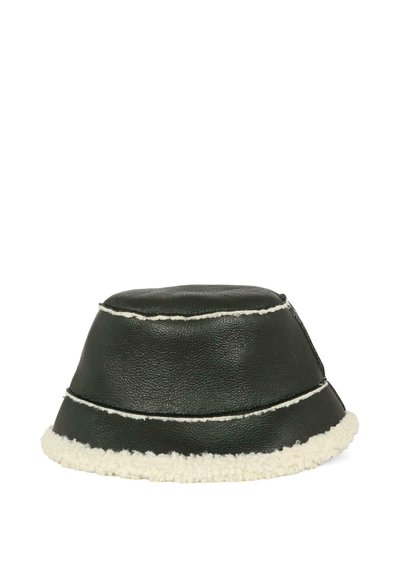 Czarna skórzana czapka typu bucket z białą sztuczną futrzaną brzegiem, charakteryzująca się odpowiednio uformowanym kształtem i kontrastowymi detalami w przeszyciach.