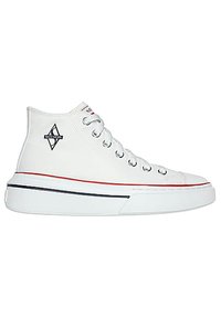 Zapatillas altas de lona blanca con puntera redonda, ojales plateados, detalles en rojo y negro, y un logo en el lado exterior.