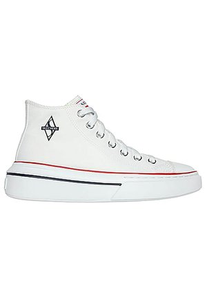 Zapatillas altas de lona blanca con puntera redonda, ojales plateados, detalles en rojo y negro, y un logo en el lado exterior.