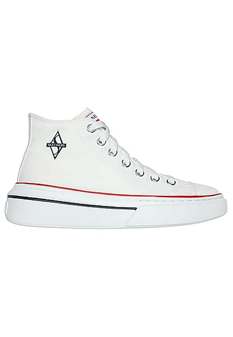 Zapatillas altas de lona blanca con puntera redonda, ojales plateados, detalles en rojo y negro, y un logo en el lado exterior.