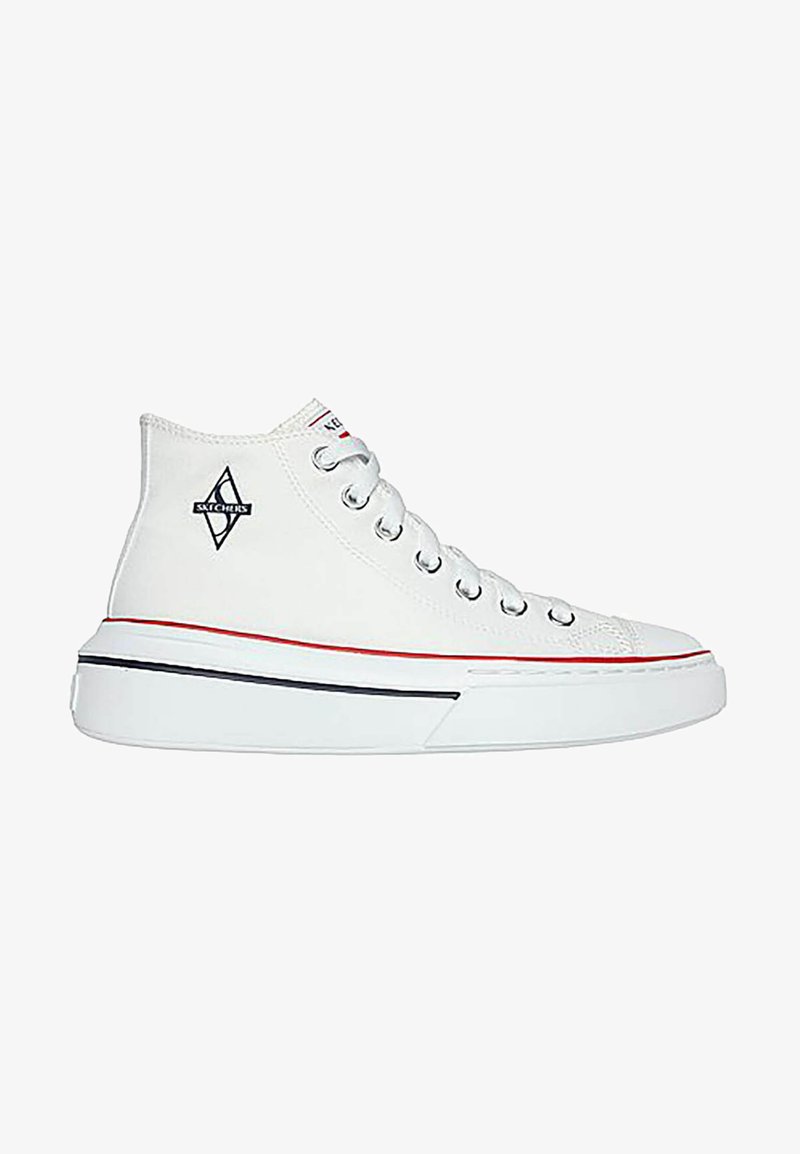 Zapatillas altas de lona blanca con puntera redonda, ojales plateados, detalles en rojo y negro, y un logo en el lado exterior.