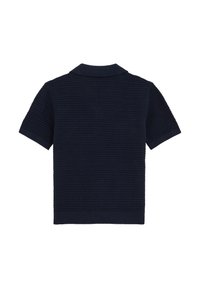 Námornícky modrá polo košeľa s krátkym rukávom a textúrovaným vzorom, ribovaným golierom a manžetami. Chrbát je jednoduchý s rovnou spodnou líniou.