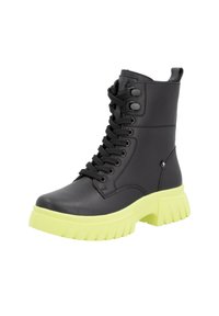 Schwarzer Stiefelette aus Kunstleder mit dicker, leuchtend gelber Sohle, Schnürdesign und rundem Zehenbereich. Glatte Textur mit minimalen Metallakzenten.