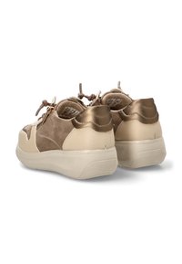 Zapatillas beige y marrón con una parte superior de cuero y ante texturizado, con punta redondeada, diseño de cordones y un ligero tacón.