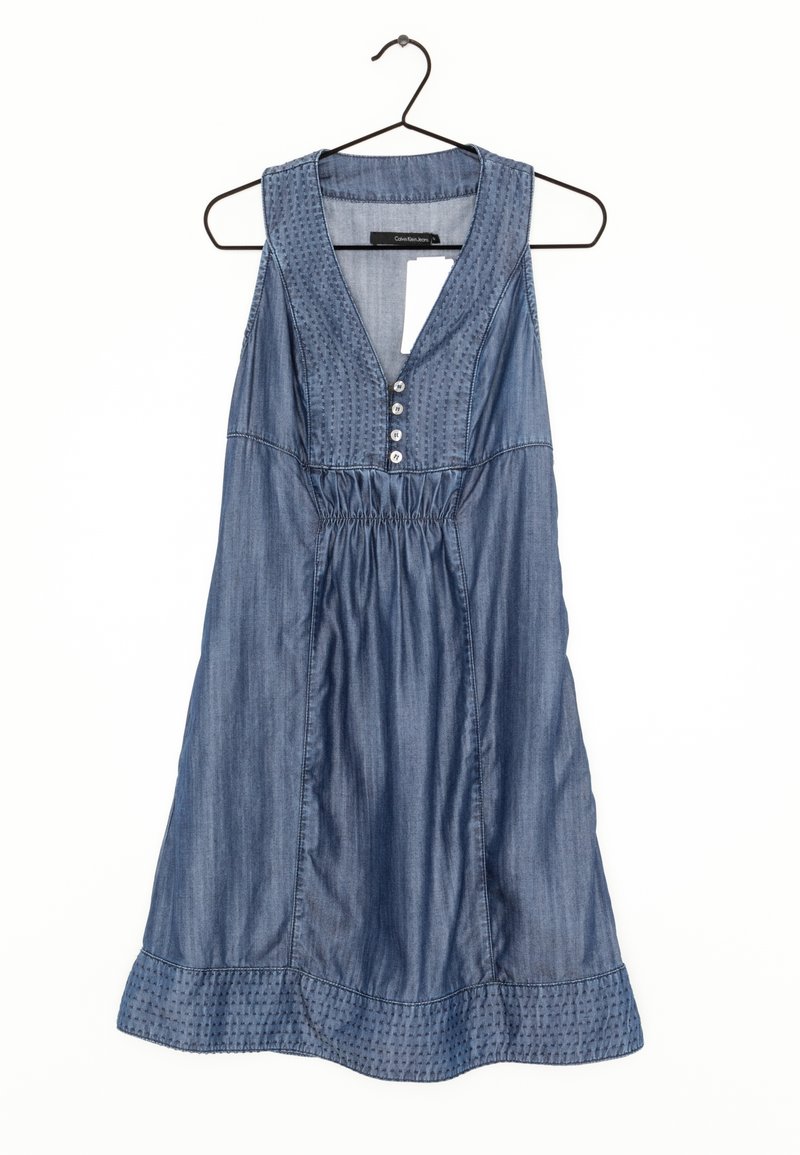 Denim ilmanhihaiseen mekkoon kuuluu V-pääntie, napitettu sulkeminen, kootut vyötärö ja tekstuuriset yksityiskohdat pääntiellä ja helman reunassa. Väri: sininen.