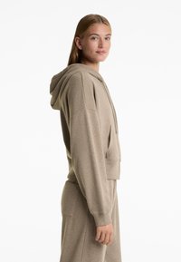 OYSHO WIDE-SLEEVE HOODED  - Mikina so zipsom - khaki