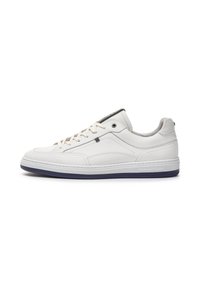 Sneaker bianco in pelle con tallone grigio testurizzato, punta rotonda, design con lacci e suola in gomma blu navy. Presenta cuciture e dettagli sottili.