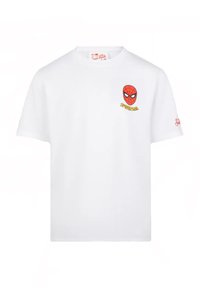 T-shirt bianca in cotone con una grafica rossa di Spider-Man sul petto sinistro e testo giallo, maniche corte e scollatura rotonda.