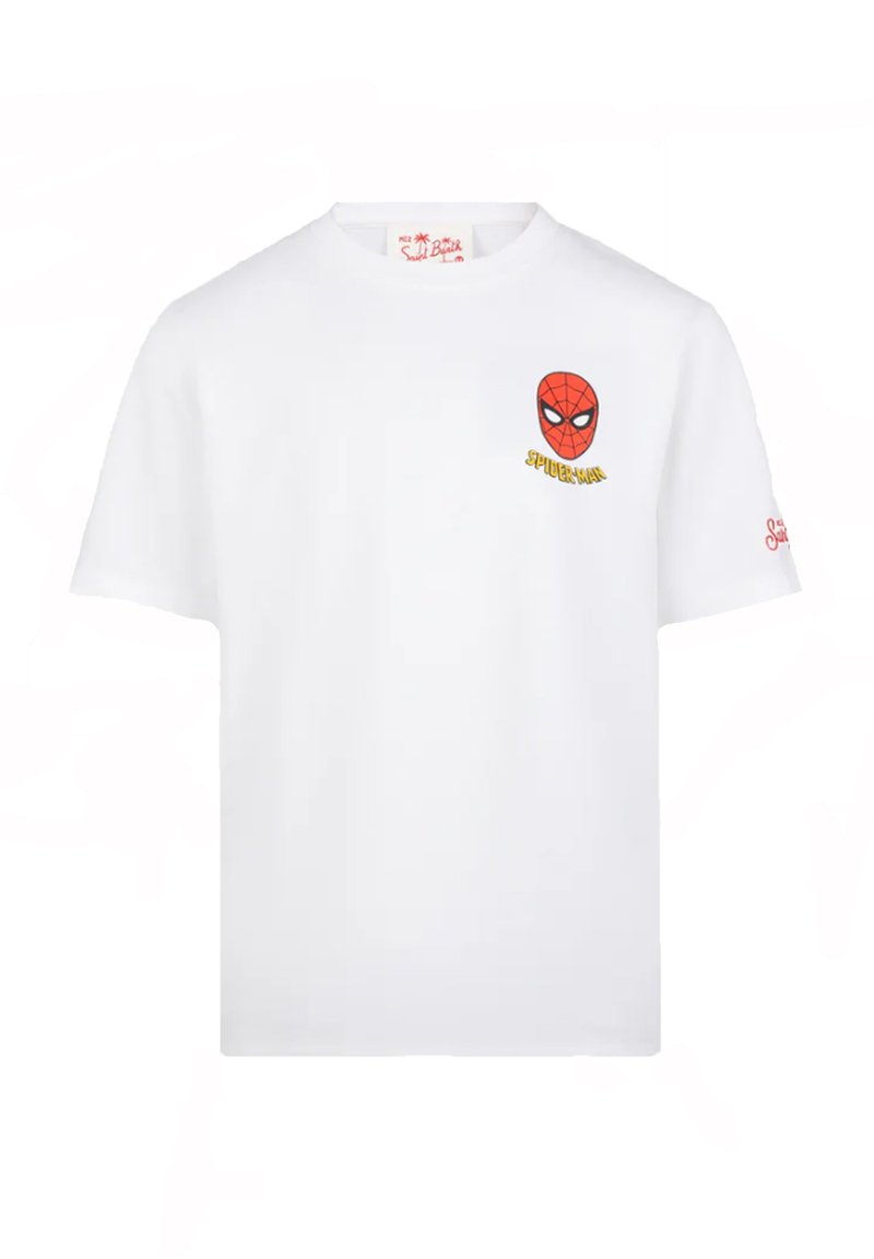 T-shirt bianca in cotone con una grafica rossa di Spider-Man sul petto sinistro e testo giallo, maniche corte e scollatura rotonda.