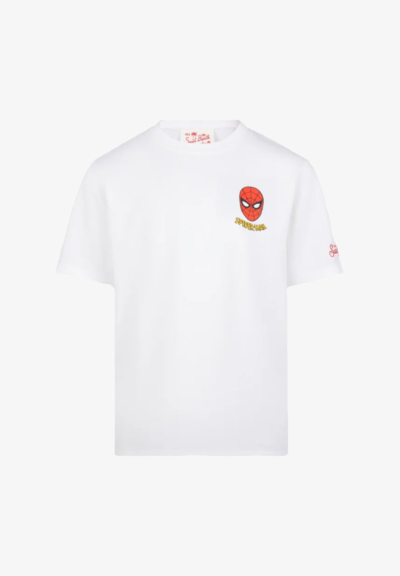 T-shirt bianca in cotone con una grafica rossa di Spider-Man sul petto sinistro e testo giallo, maniche corte e scollatura rotonda.