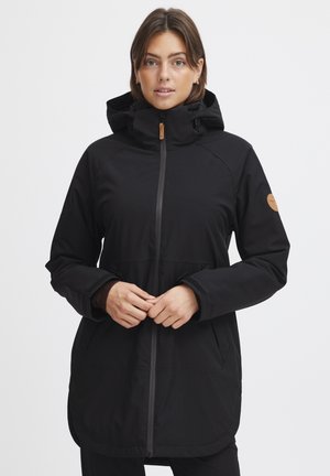 Schwarze wasserdichte Jacke mit Kapuze, Frontreißverschluss und zwei Seitentaschen. Verfügt über einen strukturierten Stoff und ein braunes Lederlogo-Patch am Ärmel.