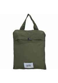 Grüne Stofftasche mit einem Knopfverschluss, einem umklappbaren Deckel und einer Aufhängeschlaufe. Enthält ein rechteckiges Etikett mit dem Markennamen.