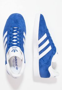 adidas Originals GAZELLE UNISEX - Sneakers - collegiate royal/white/gold metallic