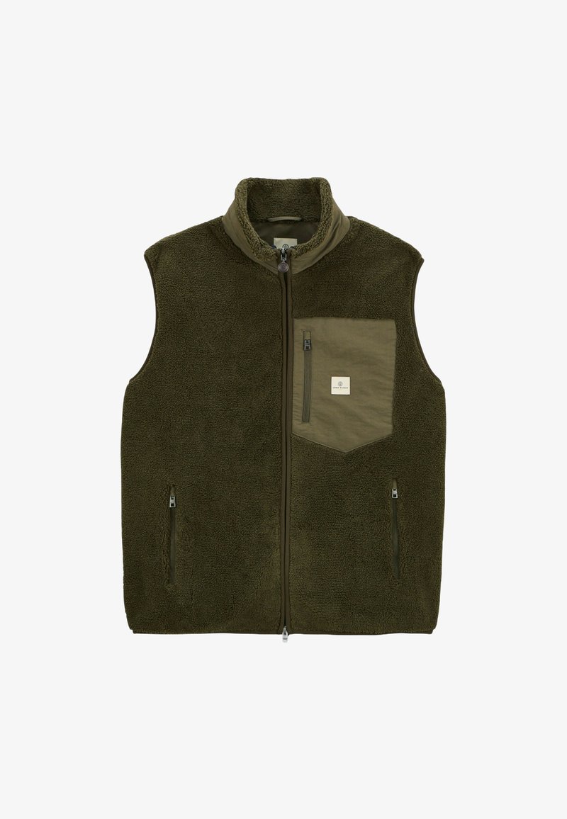 Gilet en polaire vert olive avec un col haut, une fermeture éclair sur le devant et deux poches latérales. Présente une poche poitrine contrastante verte avec un patch de logo.
