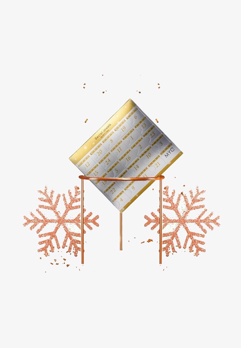 Calendario da parete in oro e argento con date, sospeso su un supporto in rame, circondato da fiocchi di neve decorativi in rame e scintillii.