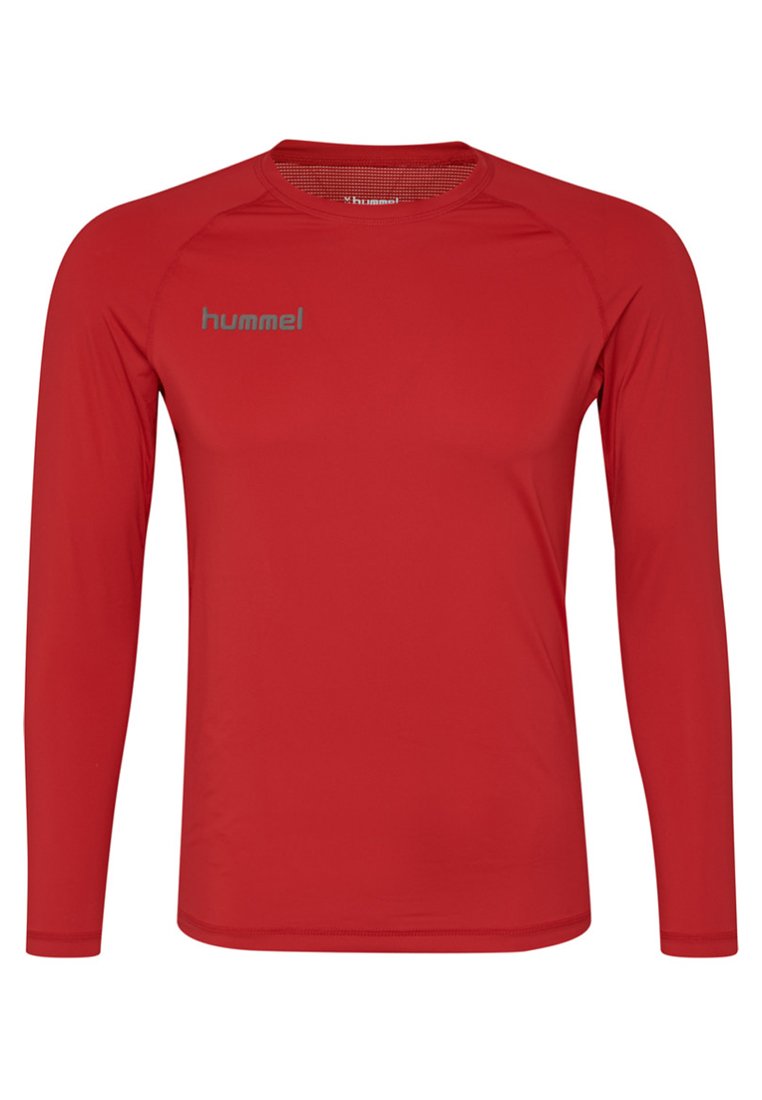 Rød langærmet sports skjorte lavet af glat stof. Har rund hals, raglan ærmer og et lille gråt logo på brystet.