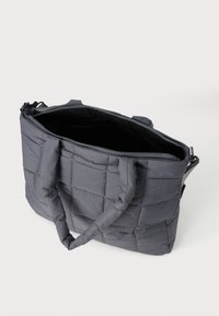 Borsa a doppia maniglia grigia, trapuntata, con apertura superiore a zip, mostrata vuota su uno sfondo bianco semplice.