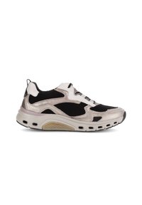 Botte de sport avec une tige en mesh noir et des accents argent métallisé. Dispose d'une semelle arrondie et rembourrée ainsi que d'un orteil renforcé. Lacets et tirette inclus.