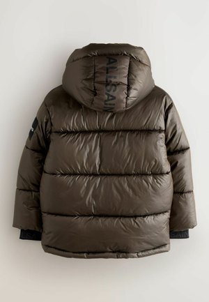 Brun pufferjacka med huva som har horisontellt kviltat mönster, "ALLSAINTS"-logotyp på huvan och texturerad, glänsande yta.