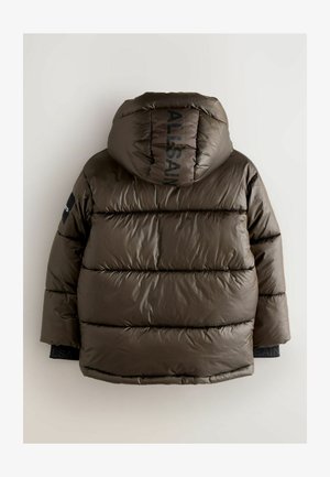 Brun oppustet jakke med hætte, der har en horisontal quiltet design, "ALLSAINTS" branding på hætten og en tekstureret, blank overflade.