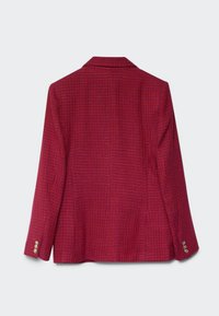 Blazer rouge texturé pour femme montré de dos avec des manches longues et trois boutons à chaque poignet sur un fond uni.