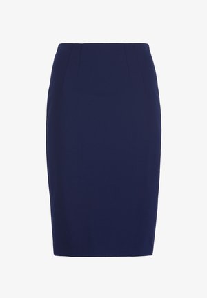 Tamsiai mėlyna, kelių ant kelių pieštuko formos sijonas su prigludusia juosmens linija ir subtiliomis vertikaliomis siūlėmis.