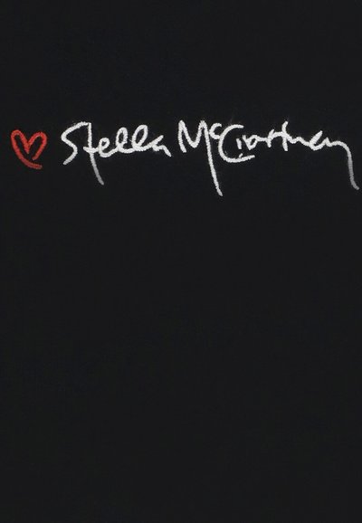 Tessuto nero con ricamo del testo "Love Stella McCartney," con un accento a forma di cuore rosso, che presenta una combinazione di stili calligrafici e tipografici.