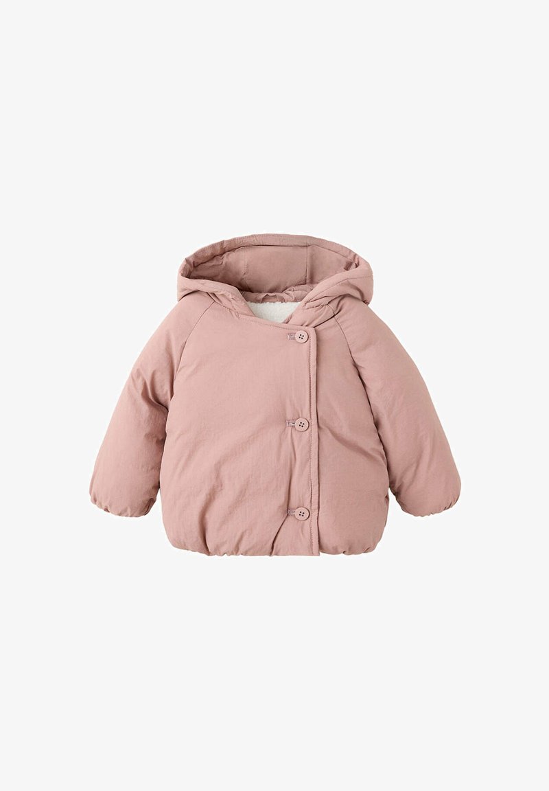 Veste matelassée rose pour bébé avec capuche, trois boutons sur le devant et poignets élastiques, présentée sur fond blanc.